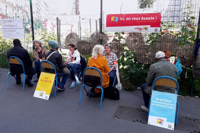 Sulle vie di Parigi arrivano gli ascoltatori di strada