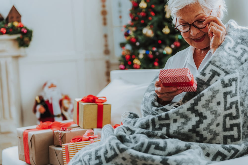 Regali Di Natale Per Una Nonna.Spazio50 Arrivano I Nipoti Di Babbo Natale Ed Esaudiscono I Desideri Di Alcuni Senior