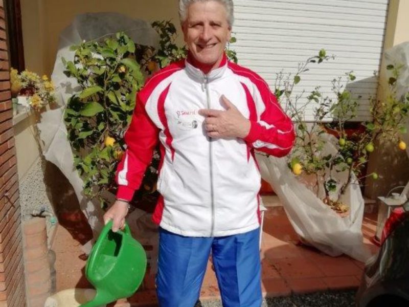 Un uomo annaffia le piante nel suo giardino