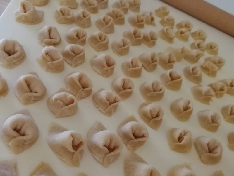 Una distesa di cappelletti fatti in casa