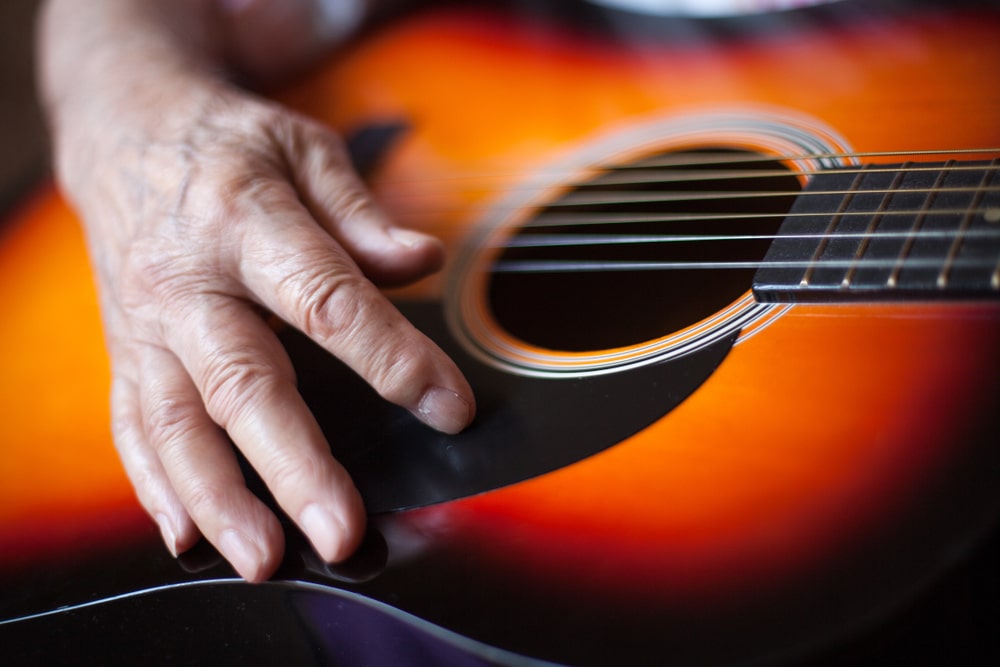 Un senior suona canzoni in quarantena