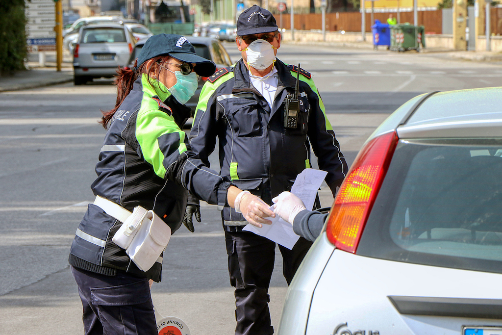 vigili in strada che stanno multando