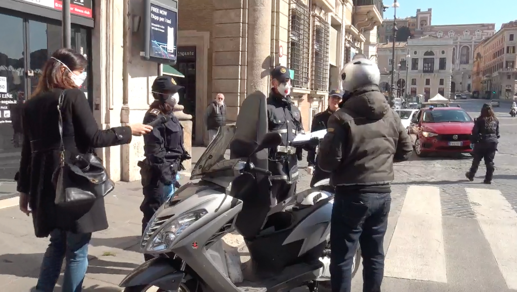 polizia che esegue controlli per strada