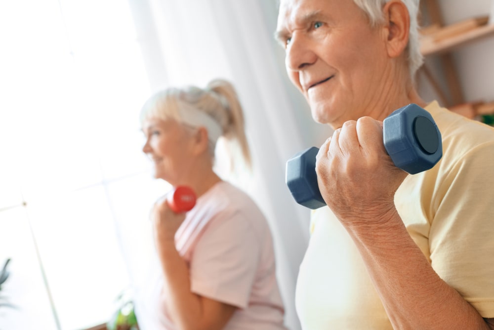 Due anziani fanno allenamento a casa