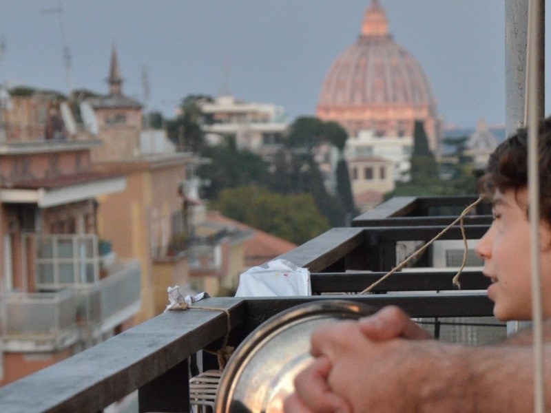 Un bambino sul terrazzo e la cupola di San Pietro