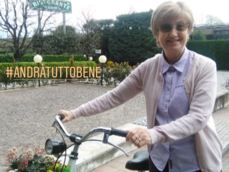 Una donna a passeggio in bicicletta