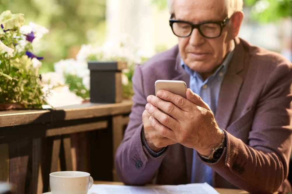 Uno dei tanti nonni connessi allo smartphone