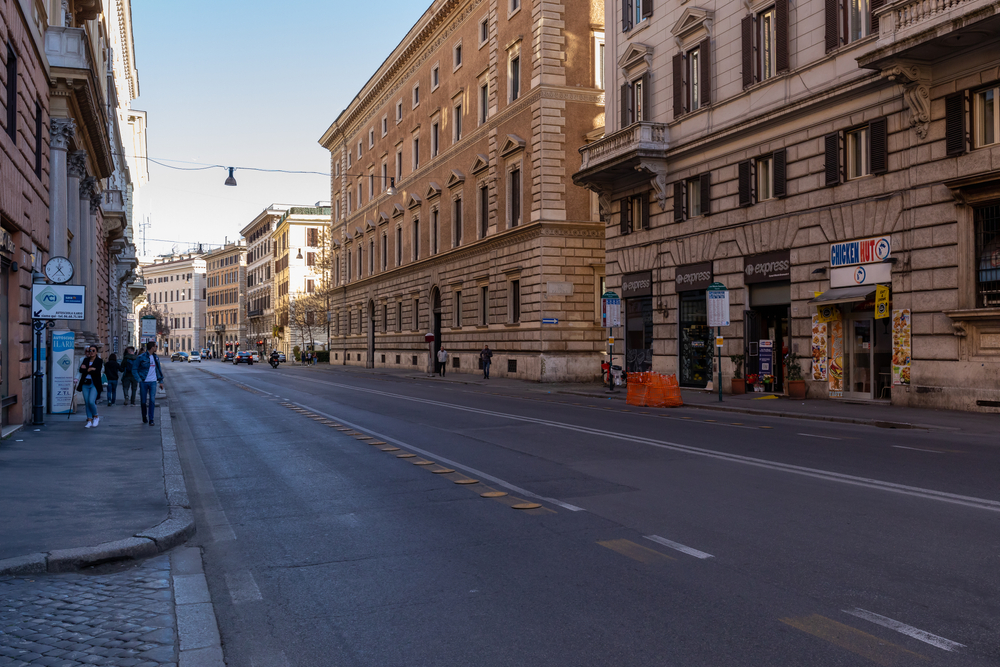 Una strada di roma deserta