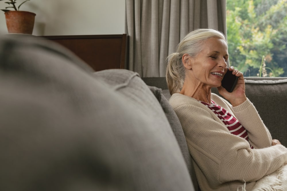 Senior che parla con amico al telefono