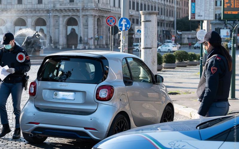 Controlli modello autocertificazione della polizia di stato cittadino in autovettura