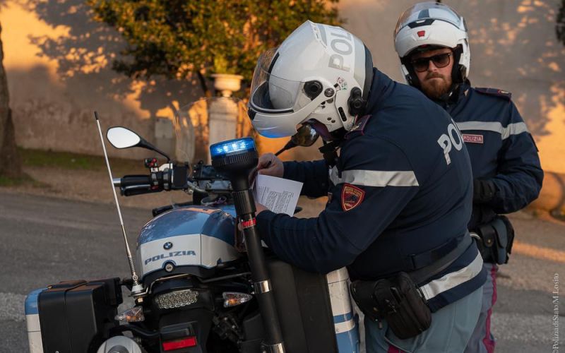 polizia che esegue controlli in strada