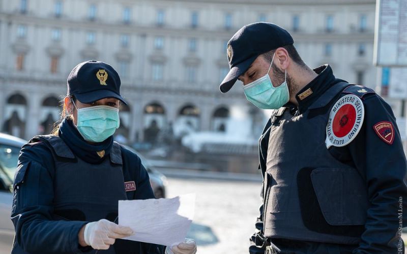 Polizia con macherine che esegue controlli