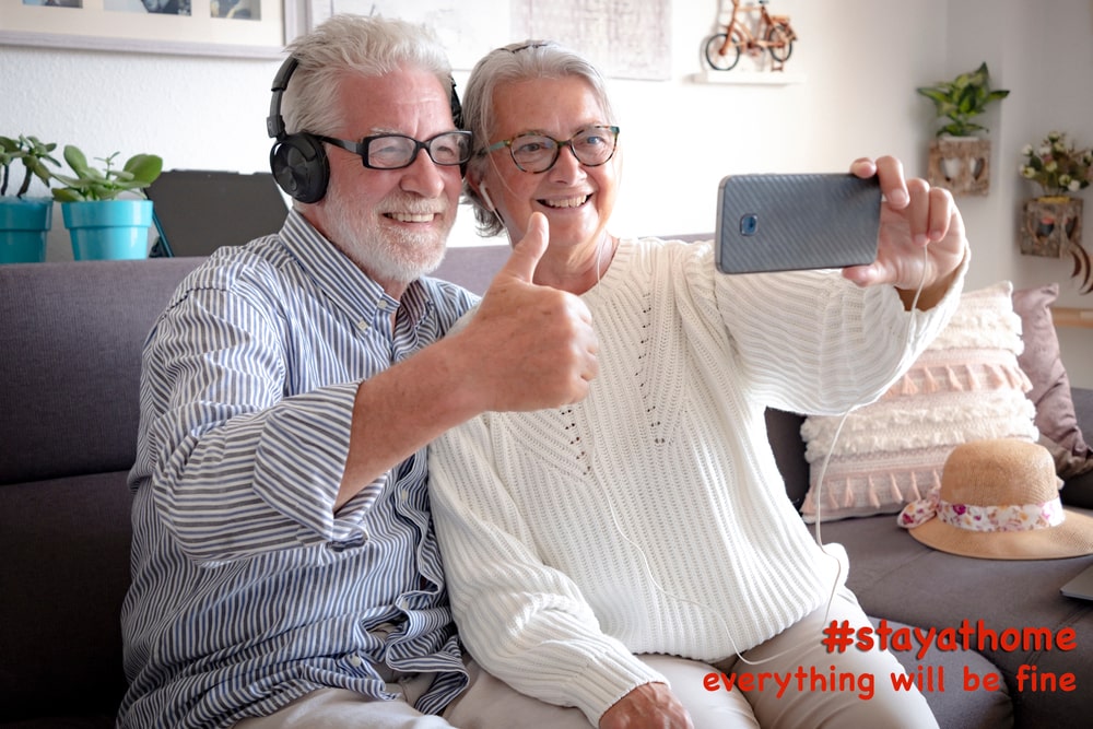 due anziani che fanno una videochiamata