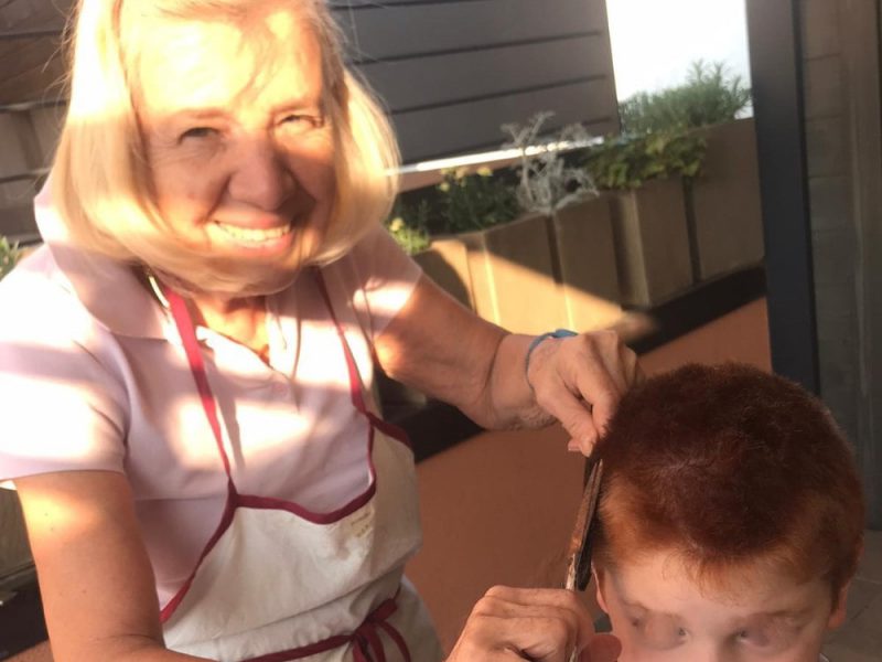 Una nonna taglia i capelli al nipote