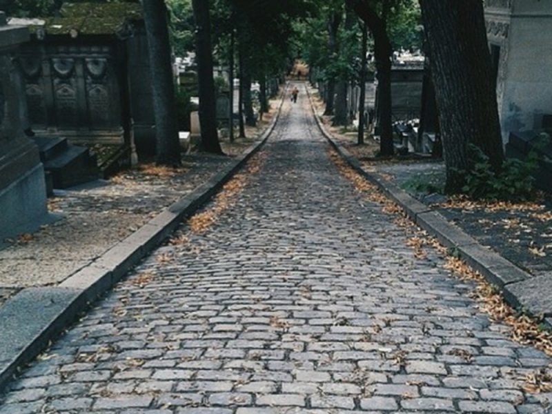 Una strada ciottolata