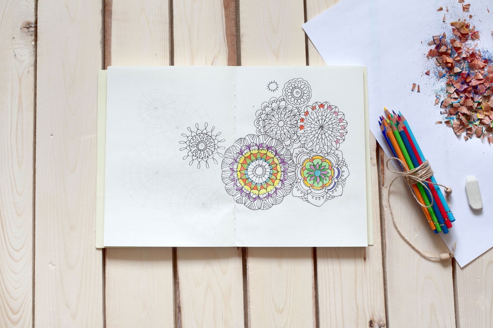 Un disegno mandala con matite colorate