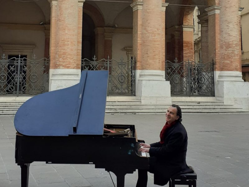 Un pianista suono al centro di Piazza dei Signori a Vicenza