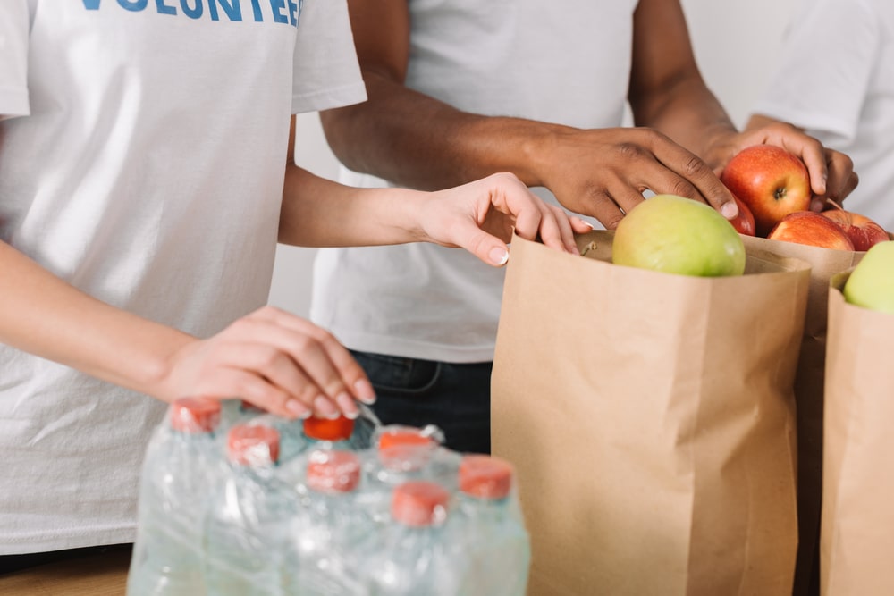 Volontari raccolgono cibo in buste