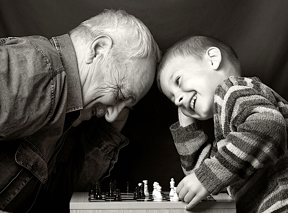 Nonno e nipote giocano a scacchi