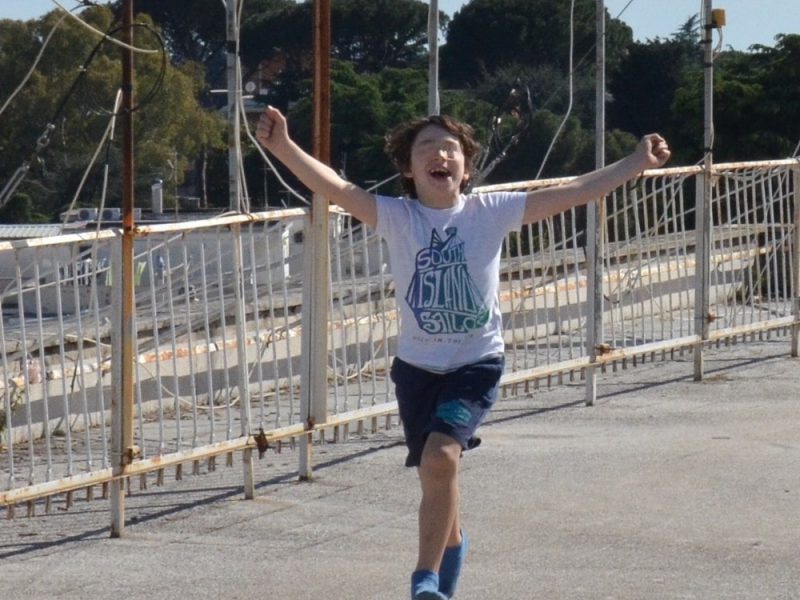 Un bambino corre felice