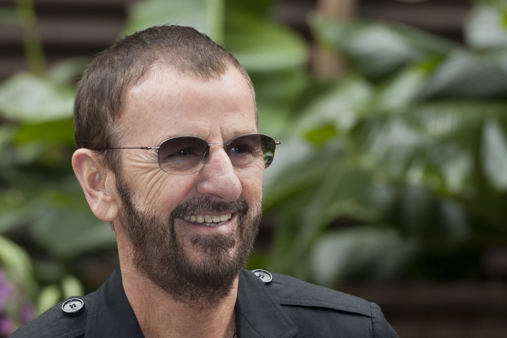 Ringo Starr, ottanta anni al grido di «Pace e Amore!»