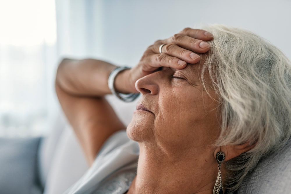 Senior che si sente stanca