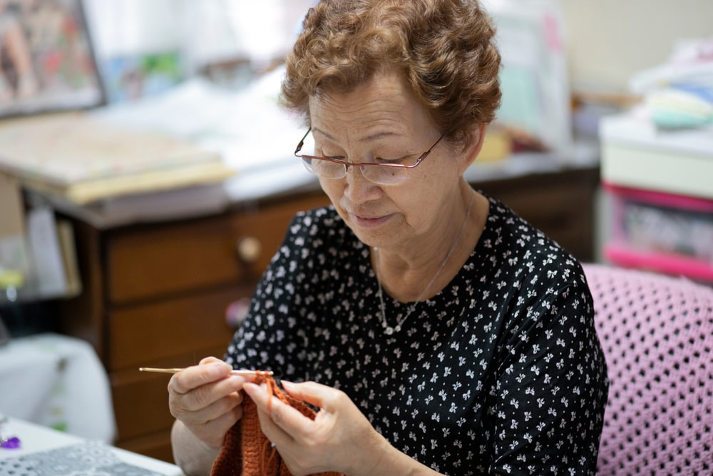 Anziana giapponese in casa di riposo