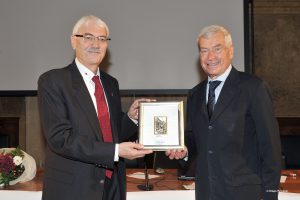 Udine. Il Presidente provinciale 50&Più Guido De Michielis premia il Presidente nazionale 50&Più Carlo Sangalli