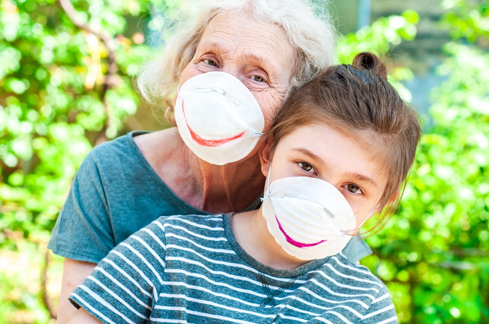 Nonna e nipote con mascherina con sorriso