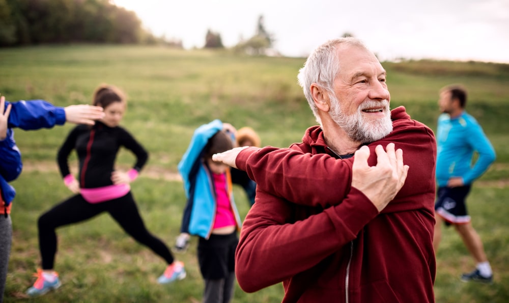 Un over 50 fa sport all'aria aperta