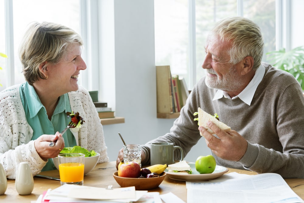 Senior che fanno un pranzo salutare insieme