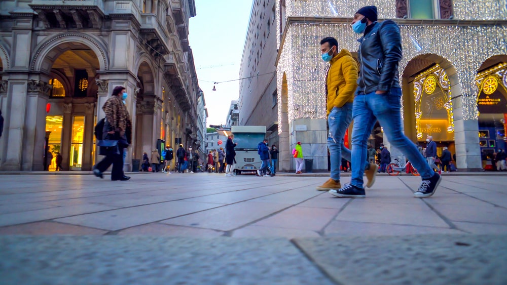 Città con persone che circolano con mascherina