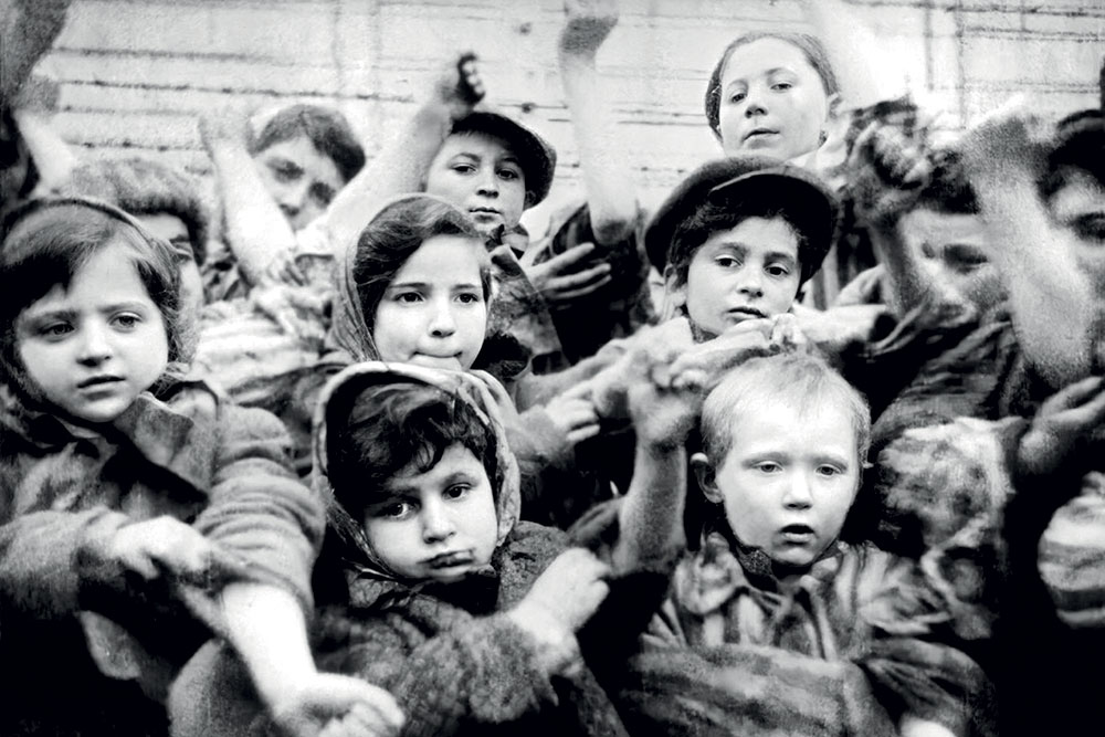 Bambini in un campo di concentramento
