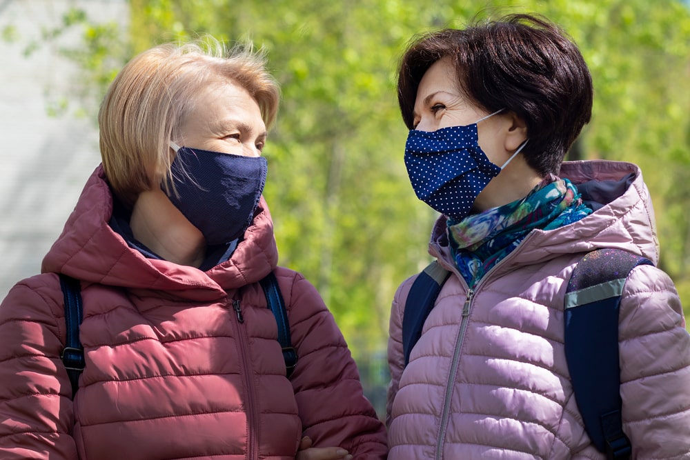 Due donne con la mascherina