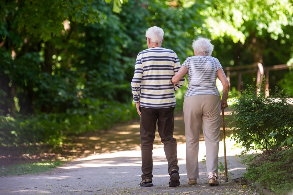 Una coppia di senior a passeggio