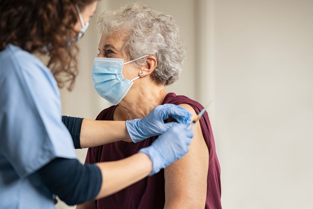 Una senior in procinto di essere vaccinata