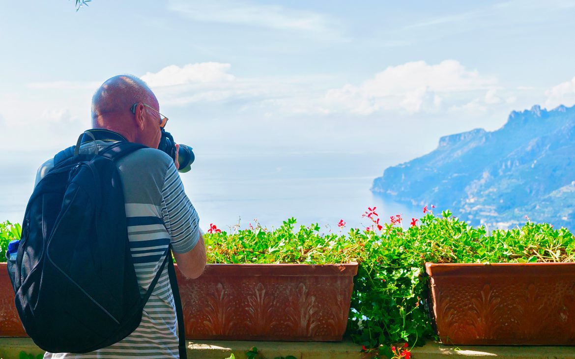 Senior che scatta foto