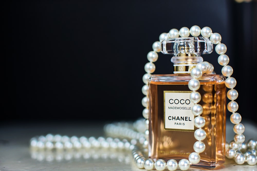 Una bottiglia di profumo Chanel n°5