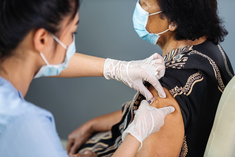 Una donna ricevere una dose di vaccino