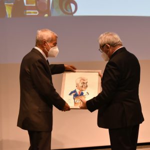 Milano 50&Più il Presidente Carlo Sangalli riceve in omaggio dal Presidente 50&Più Lombardia Domenico Copreni un'opera di "Micio"