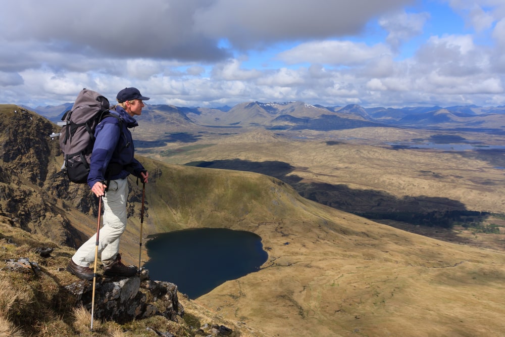 Un uomo scala le montagne scozzesi