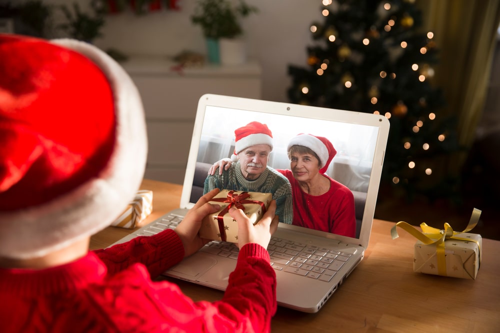 Un bambino saluta i nonni in videochiamata per Natale