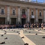 Le lavoratrici dell'ex Alitalia che protestano a Piazza del Campidoglio