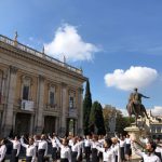 Le lavoratrici dell'ex Alitalia che protestano a Piazza del Campidoglio