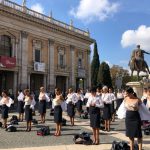 Le lavoratrici dell'ex Alitalia che protestano a Piazza del Campidoglio