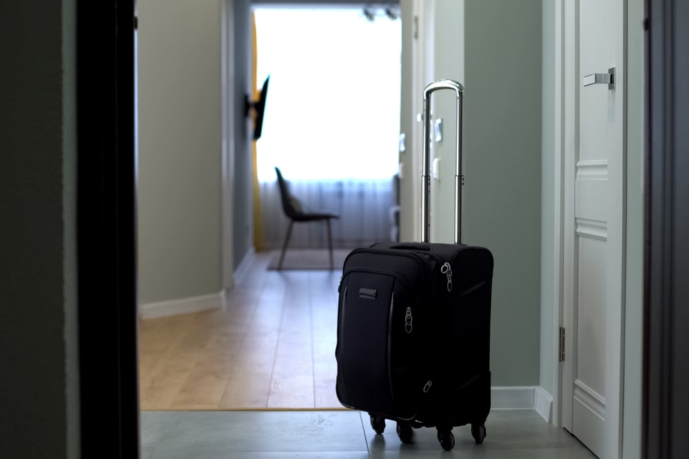 Una valigia davanti alla porta