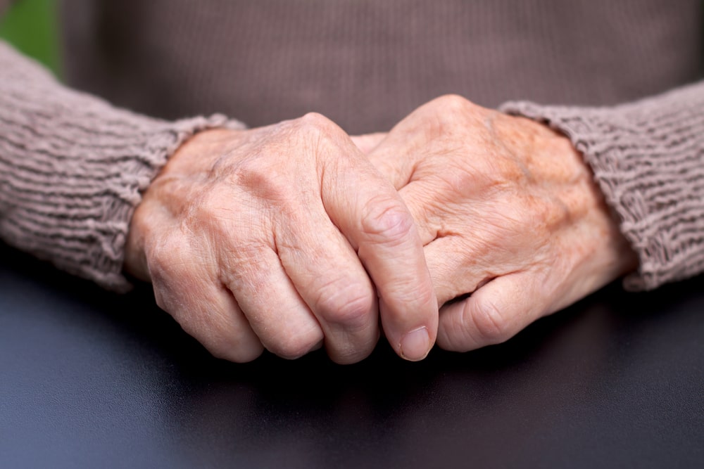 Mani che tremano per il Parkinson