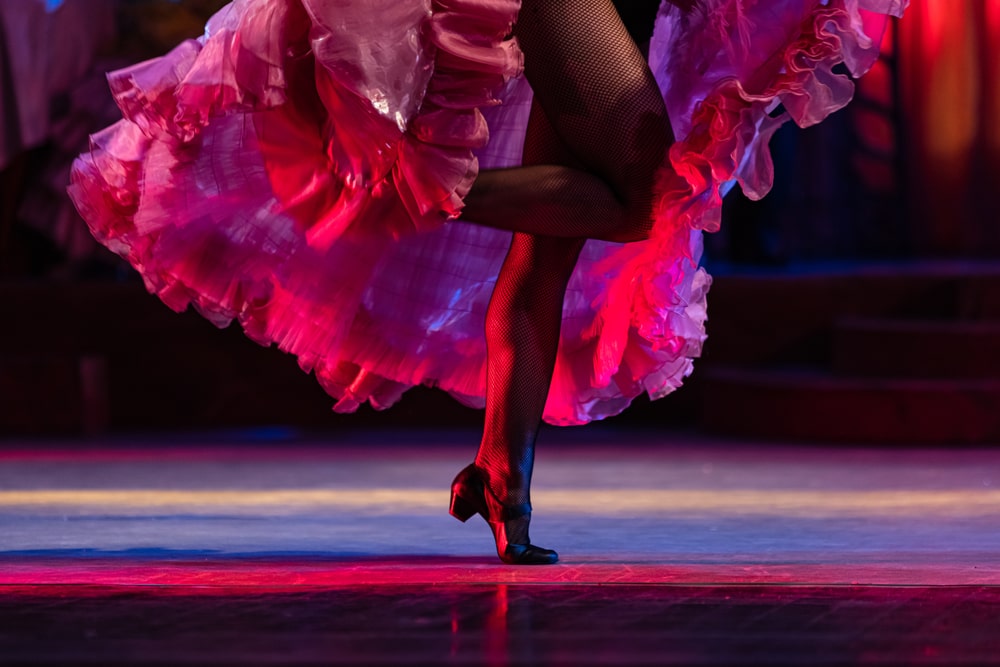 Gambe di una donna che balla burlesque