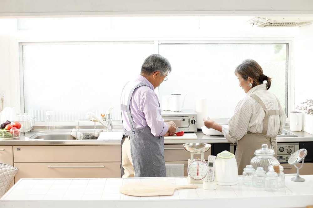 Giapponesi senior in cucina