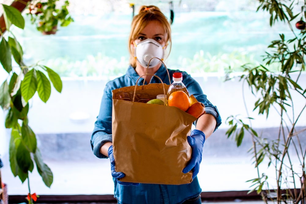 Una donna pratica volontariato durante la pandemia